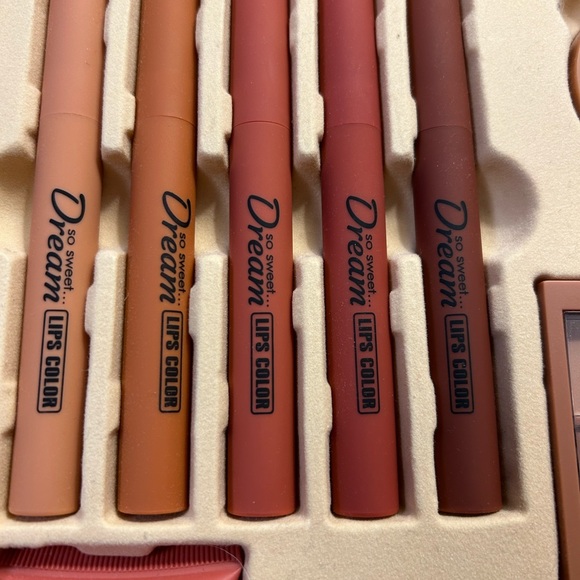 Brand new 11 piece Heng Fang makeup set in storage case - Picture 2 of 8